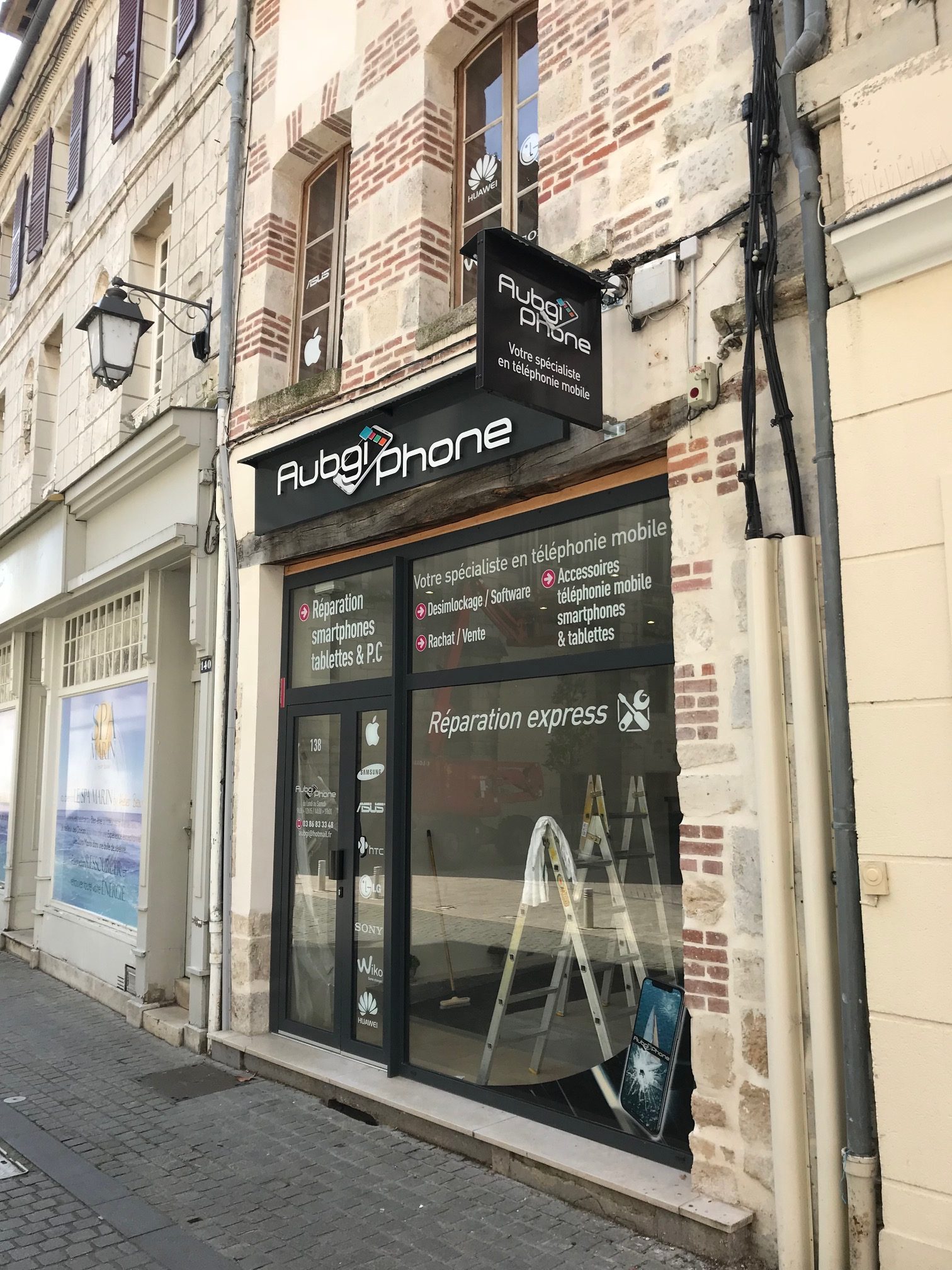 enseigne facade magasin téléphonie avec vitrophanie